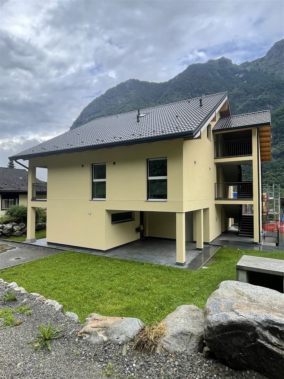 Trīsstāvu daudzdzīvokļu mājas projekts Šveicē image 1