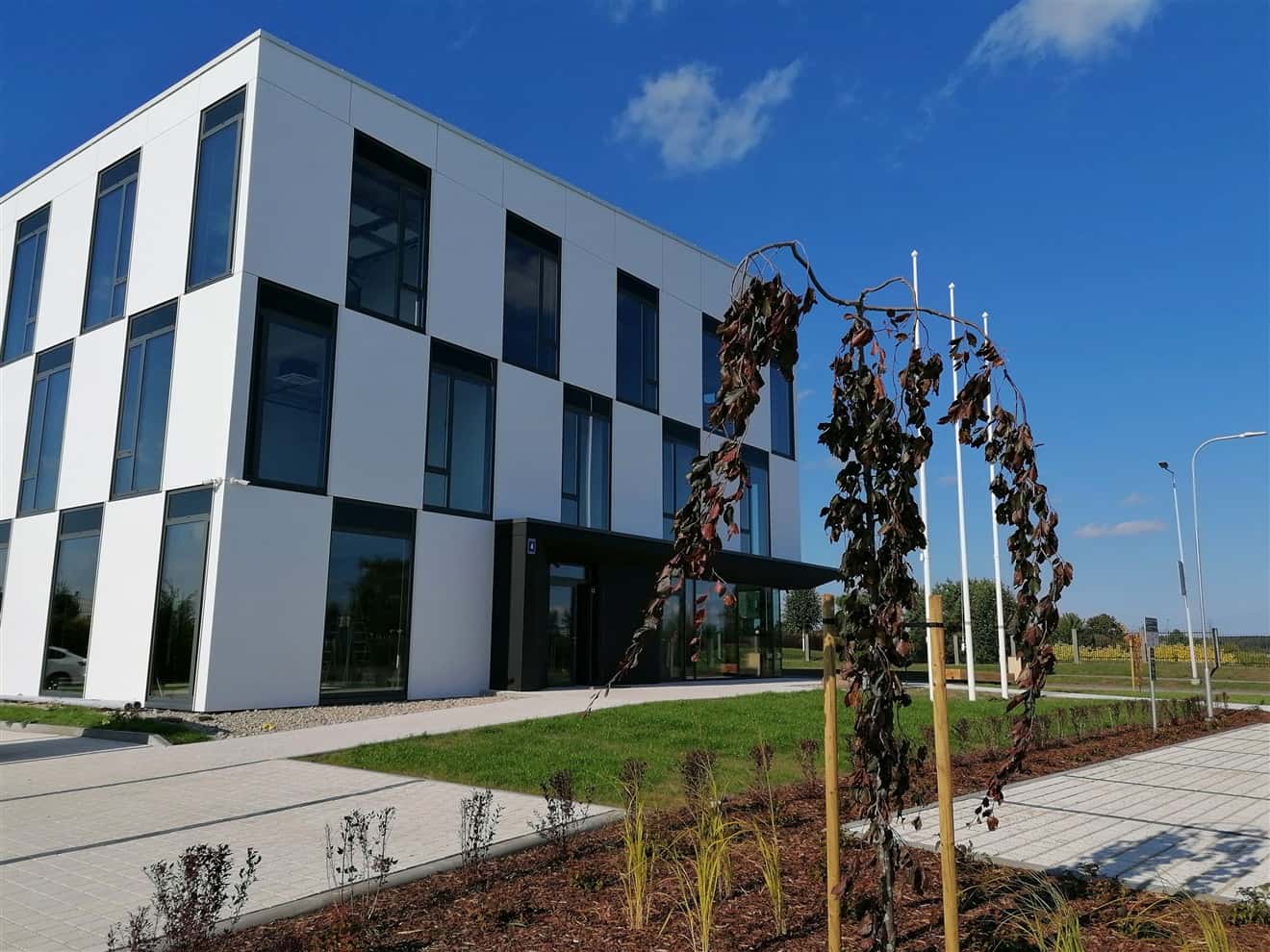 Biroju ēka ar infill paneļu fasādi