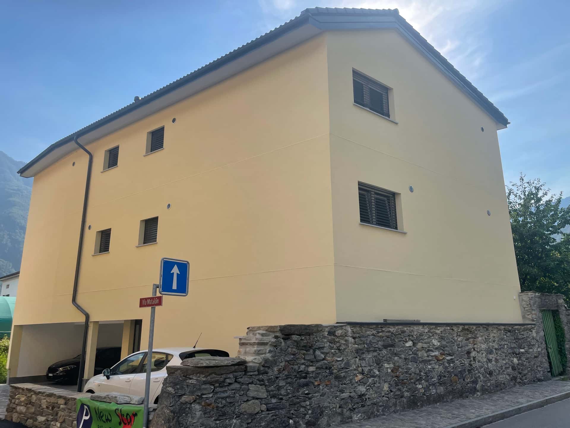 Rūpnieciski ražota koka karkasa dzīvokļu māja