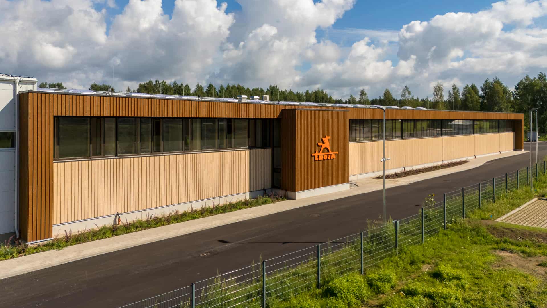 Rūpniecības ēkas fasādes risinājumi ar CLT un infill paneļiem