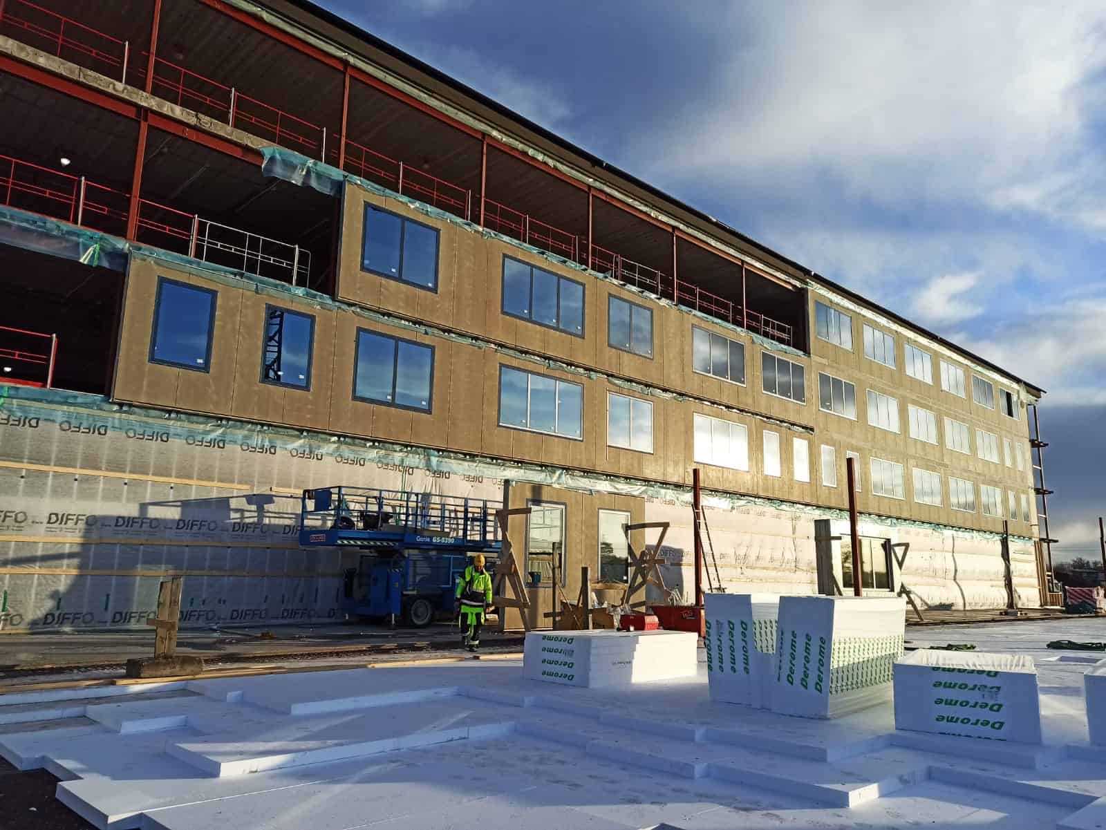 Siltināti ēkas fasādes paneļu jeb infill paneļu dzīvokļu māja Zviedrijā