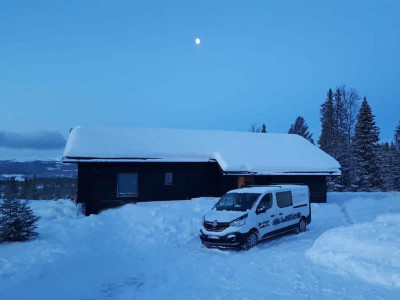 Pabeigta slēpošanas māja Norvēģijas vidienē